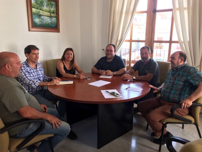 La diputada María López Asensio junto a los regantes de Alcolea.