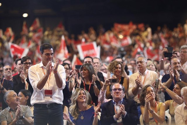 Pedro Sánchez aplaude en el Congreso del PSOE