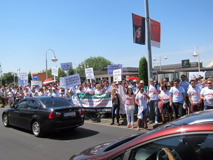 Protestas de los trabajadores de las ambulancias frente a la residencia de Vara