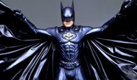 Joel Schumacher explica por qué el Batman de Clooney tenía pezones