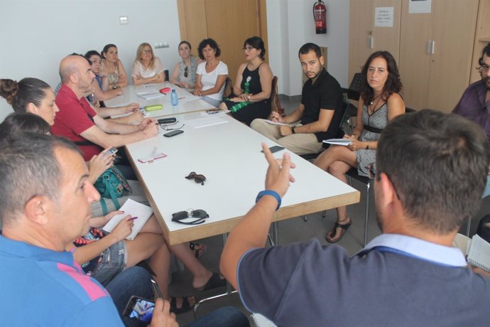 Reunión de IU y Participa Sevilla con trabajadores sociales de la UTS de Nervión