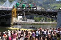 Un total de 30.000 patos surcan la Ría de Bilbao con motivo de la V Estropatada WOP