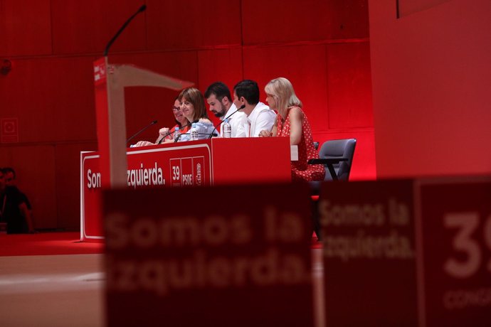 Idoia Mendía junto con otros socialistas durante el Congreso del PSOE