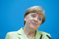 Merkel felicita a Macron por su mayoría absoluta en las elecciones legislativas
