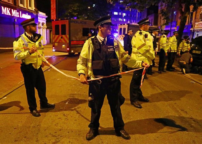 La Policía británica acordona la zona del atropello múltiple en Finsbury Park.
