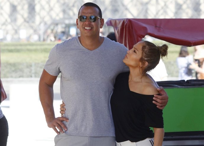 Jennifer Lopez y A-Rod derrochan amor por las calles de París
