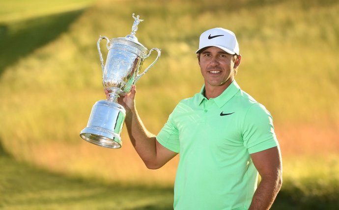 Brooks Koepka posa con el trofeo del US Open de golf