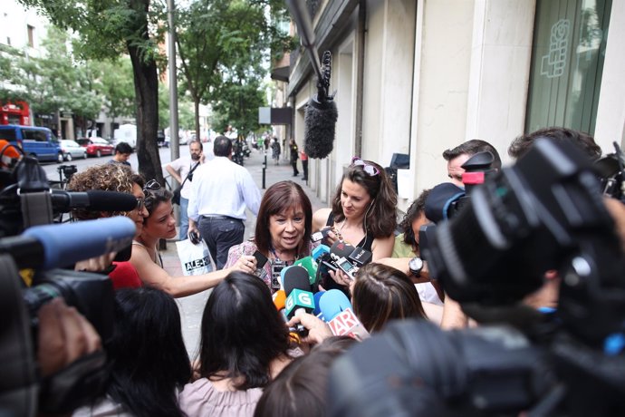 Cristina Narbona atiende a los medios a las puertas de la sede del PSOE