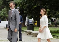 La Reina Letizia aparece de lo más elegante con look en blanco en el Museo del Prado