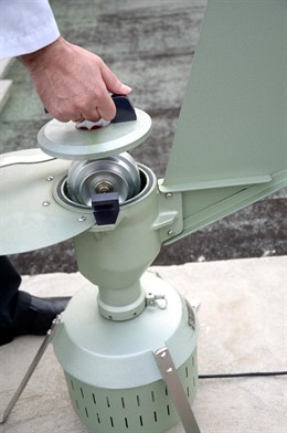 Un alergólogo del Complejo Hospitalario de Jaén manipula el captador de pólenes.