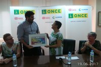 La ONCE entrega a la presidenta de Extremadura Entiende una lámina enmarcada del cupón dedicado al WorldPride Madrid