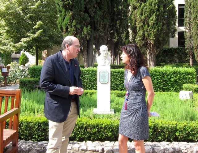 Ana Redondo y José Ramón González en el jardón de la Casa Zorrilla