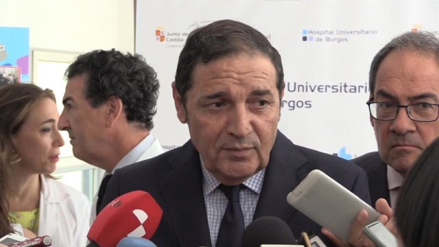 El consejero, en los actos del quinto aniversario del HUBU.