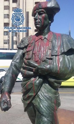 "La Policía Nacional Detiene A Dos Mujeres Por Dañar Una Escultura En La Vía Púb