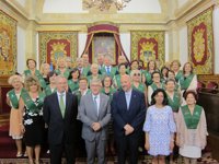 Una treintena de alumnos del 'Programa para Mayores Pumuo' de la Universidad de Oviedo reciben su diploma de graduación 