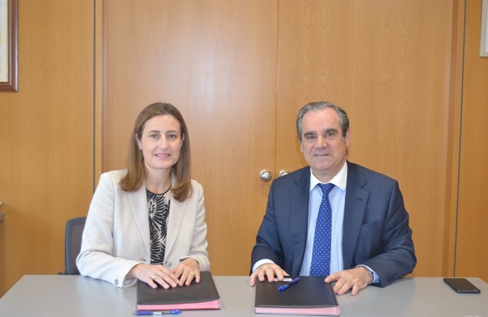 Cristina Henríquez de Luna y Jesús Aguilar, firmando el acuerdo