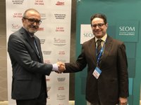 Oncólogos e intensivistas firman un acuerdo para mejorar la atención de pacientes con cáncer con complicaciones críticas