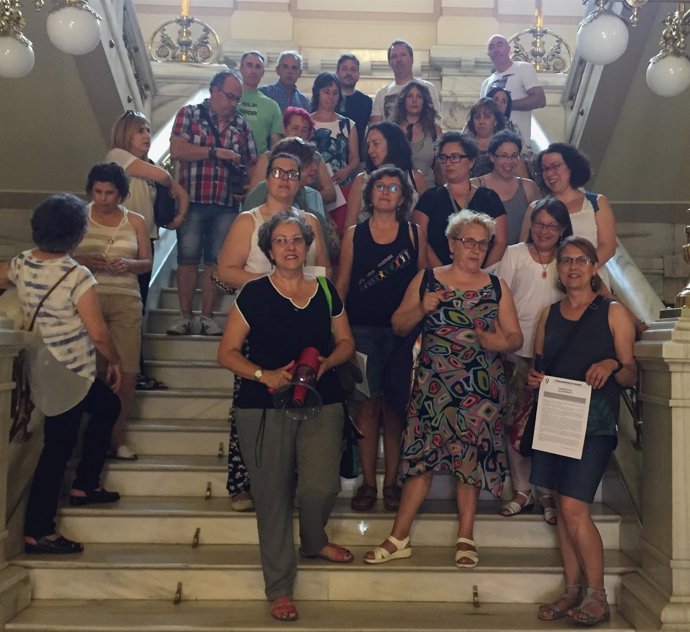 Miembros de la Coordinadora de Mujeres, junto a otros representantes