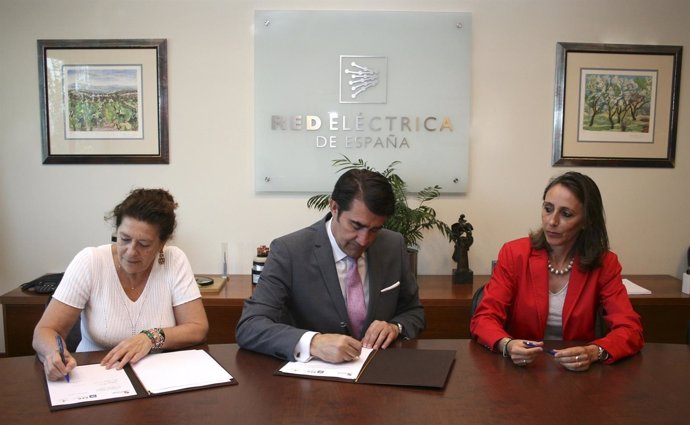 Suárez-Quiñones y Red Eléctrica, en la firma del convenio. 