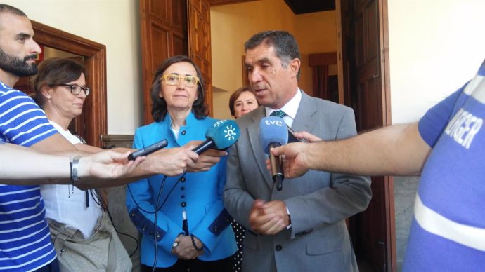 La consejera de Justicia e Interior, Rosa Aguilar, y el presidente del TSJA