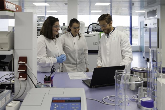 Investigadores. Planta. Laboratorio