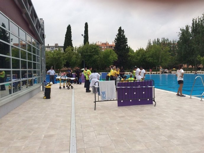 Intervención del Samur-Protección Civil en la piscina de Aluche