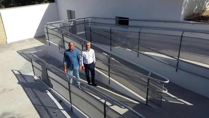 Izquierdo (dcha.) en la nueva rampa del cementerio de Montalbán