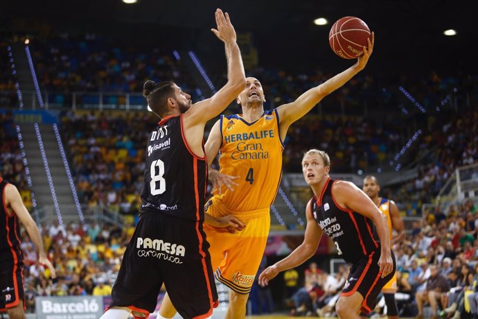 Albert Oliver jugando en el partido Herbalife Gran Canaria - Valencia Basket