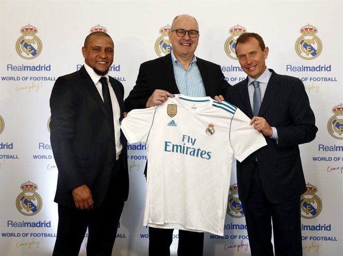 Roberto Carlos i Emilio Butragueño en un acte institucional del Reial Madrid 