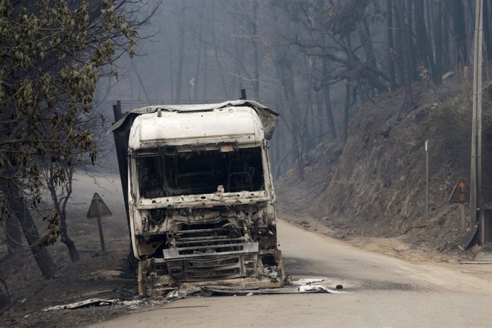 Camión destruido por los incendios en Portugal