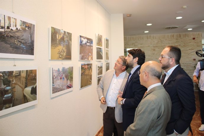 Fotos / El Presidente De La Comunidad Visita Los Alcázar Es