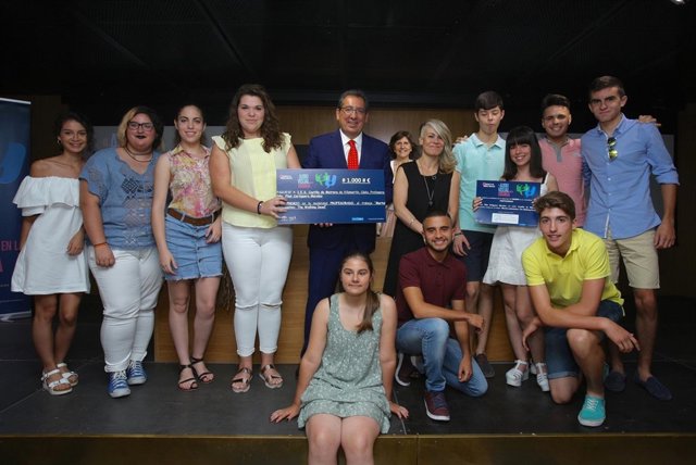 Antonio Pulido y Emelina Fernández, con varios de los premiados