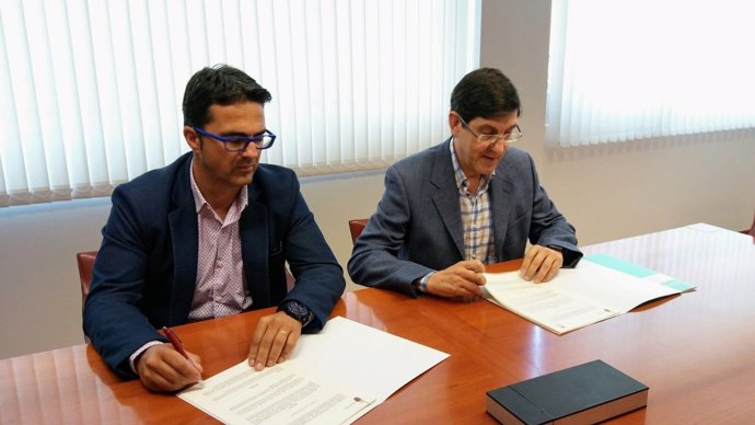 El consejero de salud, Manuel Villegas firmó el convenio con asociación D'genes