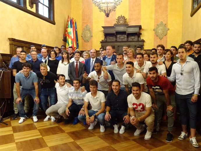 El Ayuntamiento ha recibido a la S.D. Huesca este lunes