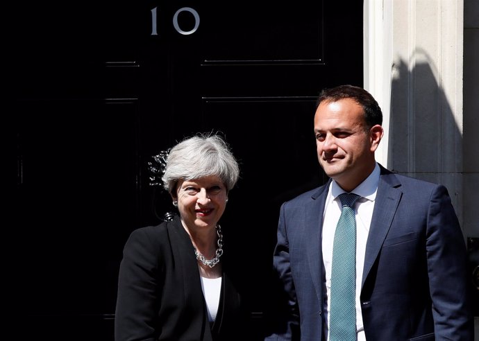 El primer ministro irlandés, Leo Varadkar, y su homóloga británica, Theresa May