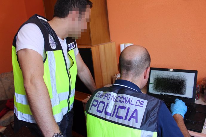 Nota De Prensa Y Fotografía: La Policía Nacional Detiene A Un Hombre Como Presun