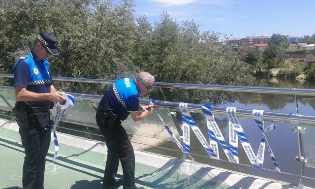 Agentes de la Policía Municipal señalizan la pasarela