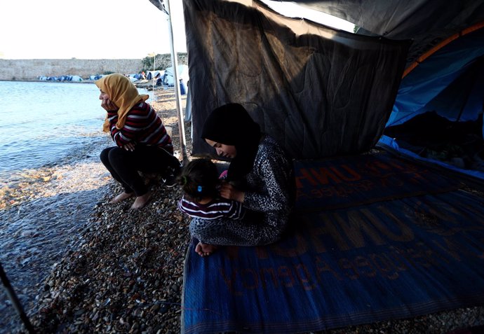 Dos refugiadas en una playa de la isla griega de Quios