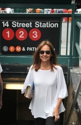 La escritora Marñia Dueñas en Nueva York