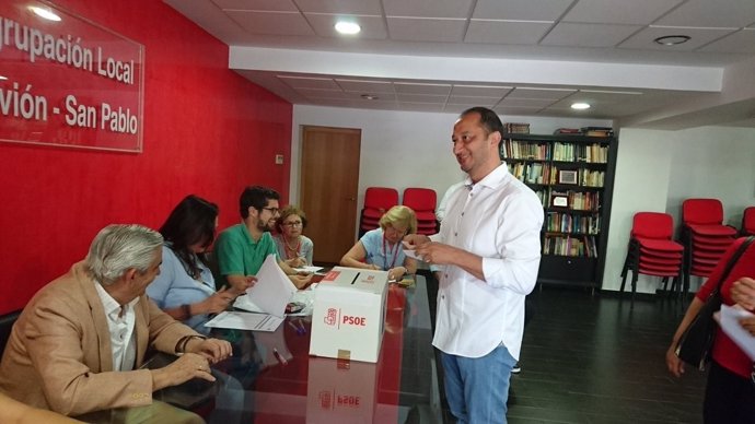 Alfonso Rodríguez Gómez de Celis, afín a Pedro Sánchez, votando en las primarias