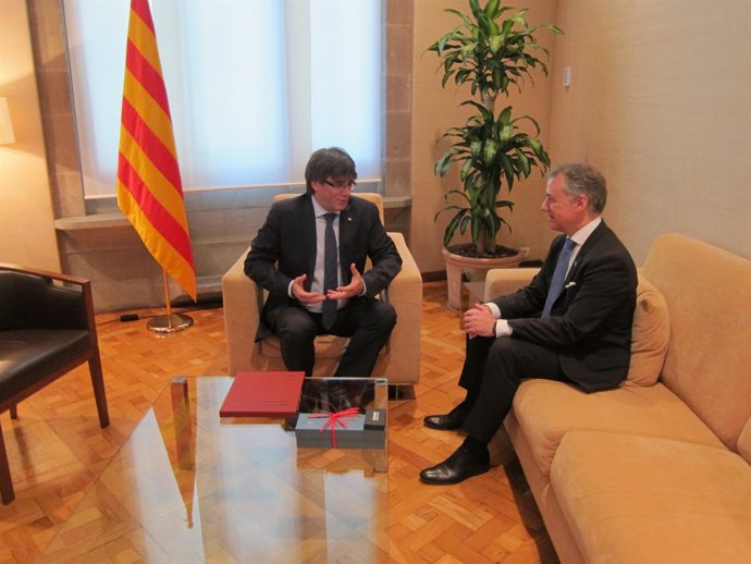 El presidente de Catalunya, Carles Puigdemont, y el lehendakari, Iñigo Urkullu