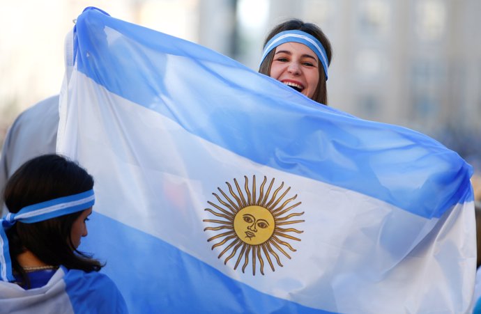 Mujer alegre sosteniendo una bandera de Argentina