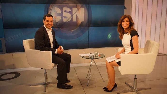 Juanma Moreno durante la entrevista