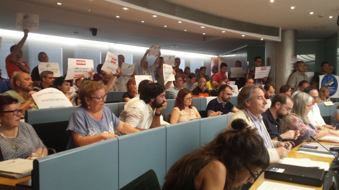 Protesta de treballadors de l'Ajuntament en la comissió de Drets Socials