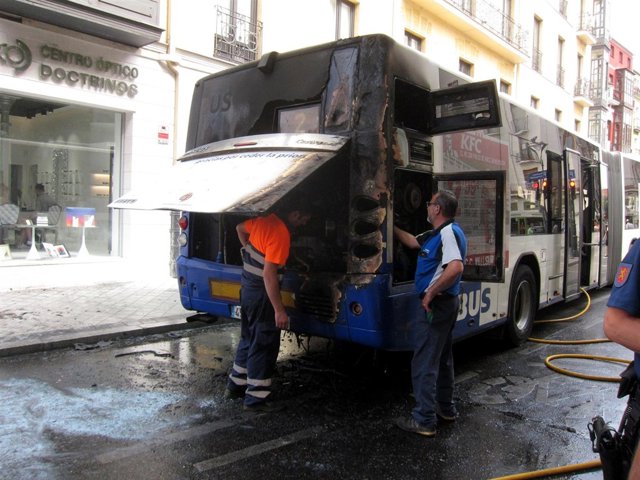 El autobús siniestrado, revisado por operarios. 