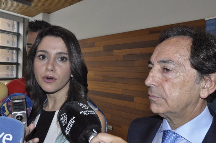 La portavoz de Cs, Inés Arrimadas, y el presidente de ADEA, Salvador Arenere.