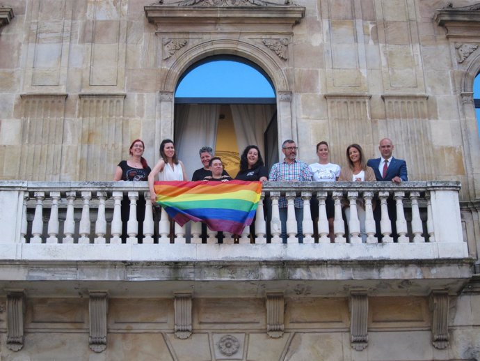 Colocacion De La Bandera Arco Iris En El Balcon Municipal Del Ayuntamiento