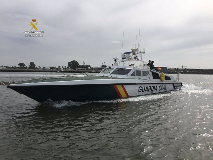 Embarcación que ha rescatado a una familia en la ría de Punta Umbría. 