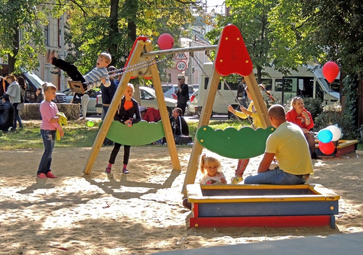 6 razones claves por las que los niños necesitan jugar en el parque infantil