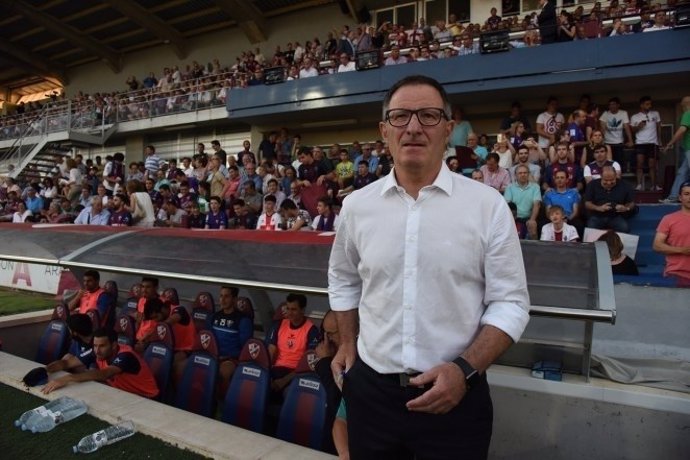 Juan Antonio Anquela, entrenador del Huesca